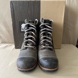 SOREL 1964 Premium Hunter Green and Black Wedge Boots - Size 7.5. Worn once.